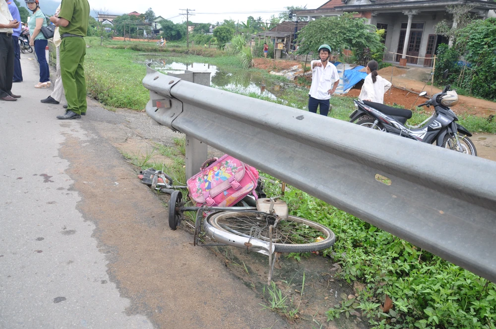 Xe thư báo của bưu điện tông 2 em nhỏ nguy kịch ảnh 1